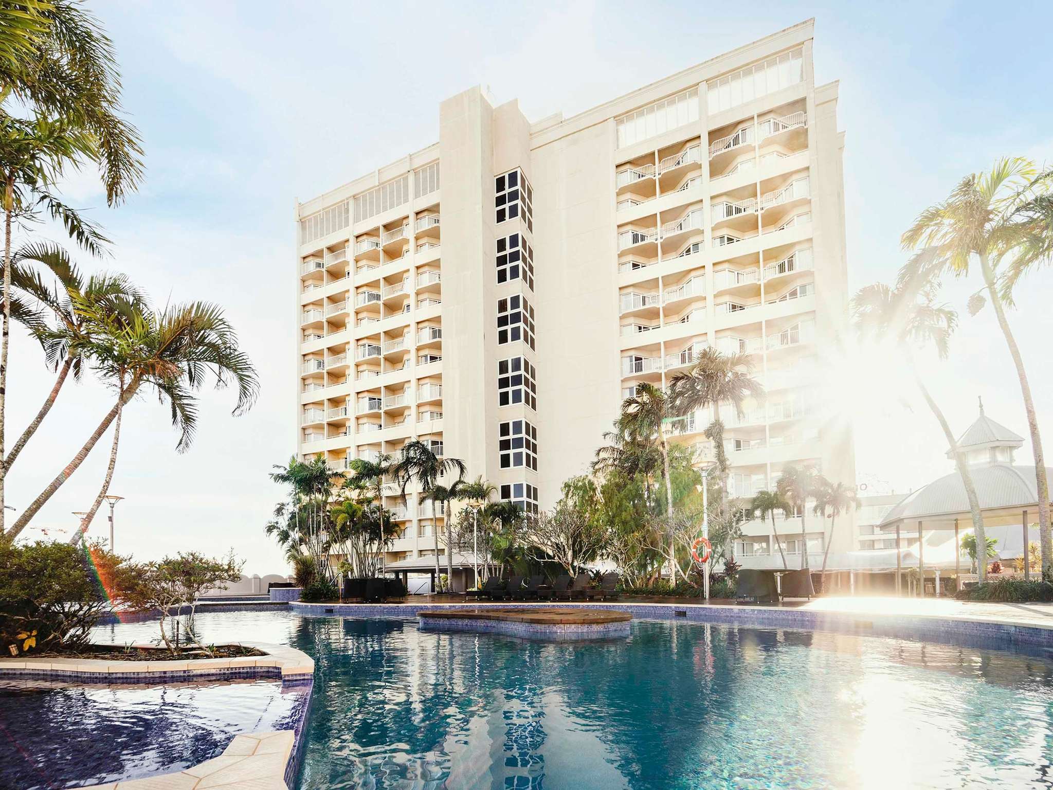 Pullman Cairns International hotel and pool